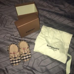 Burberry baby shoes